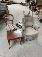 Ensemble de MOBILIER comprenant: un FAUTEUIL crapaud, une CHAISE style...