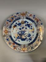 PLAT rond en porcelaine à décor Imari. Époque XIXe siècle....