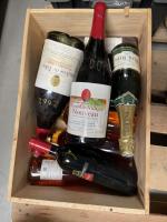 Ensemble de VINS et ALCOOLS comprenant huit bouteilles et deux...