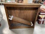 ETAGERE BASSE en bois naturel de style Louis Philippe. 112...