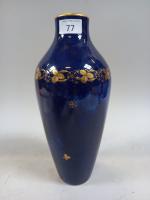 MANUFACTURE NATIONALE de SEVRES. Un VASE balustre en porcelaine bleu...