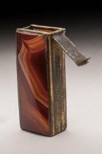 ETUI en métal doré à décor guilloché et agate marron....