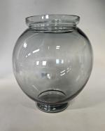 Daum
Vase de forme boule sur léger piédouche en verre teinté...