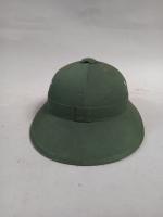 Un casque colonial ou militaire , en tissu vert et...