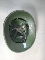 Un casque colonial ou militaire , en tissu vert et...