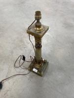 Pied de lampe en marbre vert figurant une colonne, le...