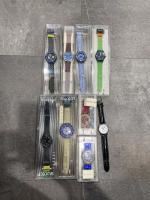 Ensemble de 8 MONTRES SWATCH dans leurs boîtes (certaines accidentées)....