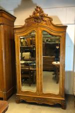 ARMOIRE en bois de placage ouvrant par deux portes supportant...