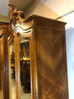 ARMOIRE en bois de placage ouvrant par deux portes supportant...