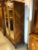 ARMOIRE en bois de placage ouvrant par deux portes supportant...