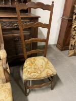 Lot comprenant un FAUTEUIL en bois mouluré et sculpté, les...