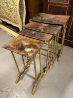 Suite de quatre TABLES gigognes reposant sur des pieds en...