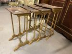 Suite de quatre TABLES gigognes reposant sur des pieds en...