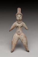 ECOLE MEXICAINE, "Statuette féminine", en terre cuite. H. 15 cm....