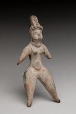 ECOLE MEXICAINE, "Statuette féminine", en terre cuite. H. 15 cm....