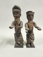 IZI  Igbo(Nigéria) Couple de statuettes en bois sculpté à...