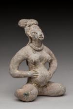 ÉCOLE MEXICAINE, « Femme enceinte accroupie », terre cuite. H. 13 cm....