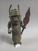 BENIN , Un guerrier , alliage de bronze, 34x8x8 cm...