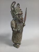 BENIN , Un guerrier , alliage de bronze, 34x8x8 cm...