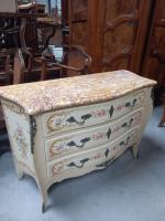 Une COMMODE en bois peint à décor de guirlandes de...