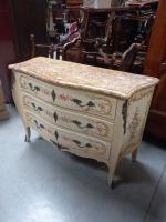 Une COMMODE en bois peint à décor de guirlandes de...