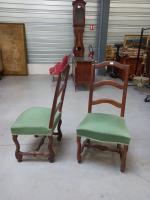 Une  paire de CHAISES en bois fruitier à piètement...