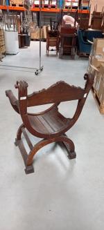 Un FAUTEUIL Dagobert en bois fruitier  sculpté à décor...