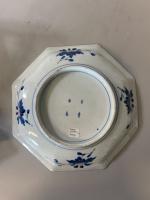 Une assiette et une JARDINIERE en porcelaine Imari, à décor...