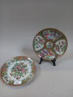 Deux ASSIETTES en porcelaine de Canton à décor de papillons...