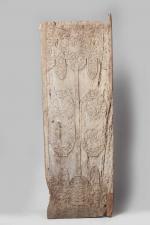 Porte en bois sculpté de feuillages, oiseaux et animaux. Le...