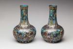 Paire de VASES bouteilles en bronze doré et émaux cloisonnés...