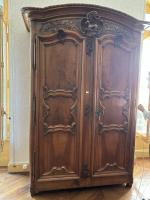 ARMOIRE en noyer à grand cadre mouluré et sculpté de...