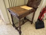 Petite TABLE en noyer. Style Louis XIII. 75 x 79...