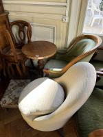 Deux FAUTEUILS confortables, un petits guéridon, une paire de chaises...