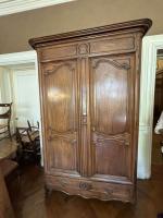 ARMOIRE en noyer, ouvrant à deux portes et un tiroir,...