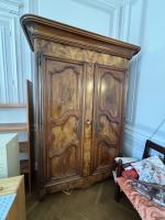 ARMOIRE en noyer et loupe de noyer, ouvrant à deux...