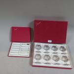 Manufacture de BACCARAT: Douze porte-couteaux en cristal en coffret (long....