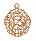 PENDENTIF porte-bonheur "13" en or jaune 750/°° ciselé dans des...