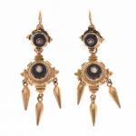 PAIRE DE PENDANTS D'OREILLES en or jaune 750/°°, onyx et...