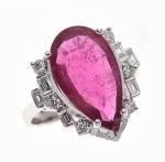 BAGUE en or gris 750/°° ornée d'une tourmaline rubelite taillée...