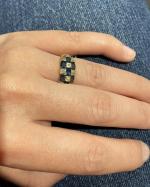 BAGUE damier en or jaune 750/°° alternant saphirs ovales et...