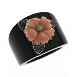 BAGUE jonc en onyx, le motif central formant une fleur...