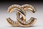 CHANEL ( attribué a).  BROCHE double C en métal...