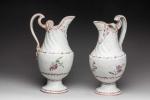 COMPAGNIE des INDES. Paire d'AIGUIERES en porcelaine de forme balustre...