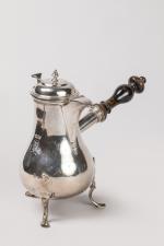 CAFETIERE en argent de forme balustre, posant sur trois pieds...