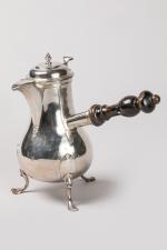 CAFETIERE en argent de forme balustre, posant sur trois pieds...