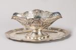 SAUCIERE sur PLATEAU en argent de style Louis XV. Époque...