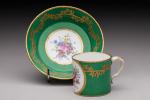 SEVRES. Petite tasse et sa soucoupe en porcelaine tendre à...