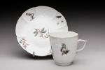 SAXE. Tasse et soucoupe en porcelaine blanche à côtes à...