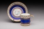 SEVRES, 1789. Tasse et soucoupe en porcelaine à fond bleu...